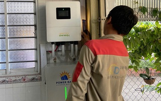 Lắp điện mặt trời kèm nhiều pin lưu trữ có giúp giảm tiền điện?