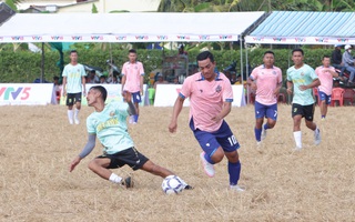 Giải đấu "độc lạ" gây sốt, hàng trăm nông dân Khmer đá bóng trên ruộng