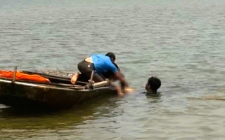 Đá bóng xong xuống đầm tôm tắm, nam sinh 18 tuổi đuối nước tử vong