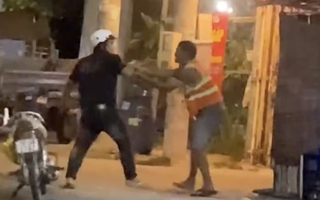 Công an đang xem xét xử lý hai người đánh nhau giữa đường