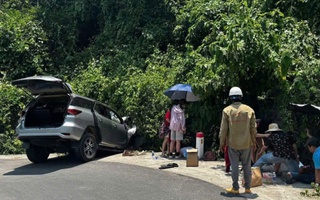 Ô tô lao xuống mương đèo Hòn Bà, 6 người gặp nạn