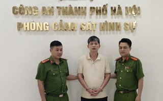 Người đàn ông bị khởi tố vì đỗ ô tô chắn barrier lối vào tầng hầm chung cư