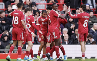 Sao 17 tuổi giúp Liverpool tìm lại mạch chiến thắng