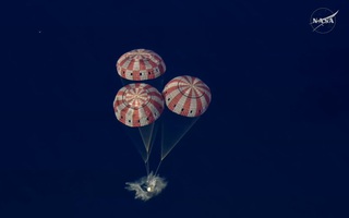 Chùm ảnh: 4 phi hành gia Artemis II hạ cánh xuống Thái Bình Dương