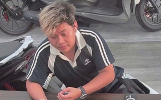 TPHCM: Bắt giữ nam thanh niên tóc vàng giật 2 iPhone ở tiệm cầm đồ