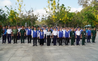 Đoàn đại biểu TPHCM và Bộ Tư lệnh Vùng Cảnh sát biển 3 dâng hương liệt sĩ tại Côn Đảo