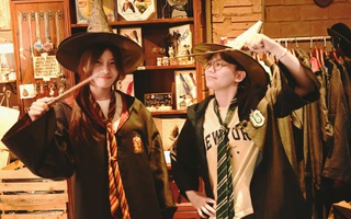 VIDEO: Quán cà phê "phù thủy" giữa lòng phố cổ Hà Nội làm mê mẩn giới trẻ và khách tây