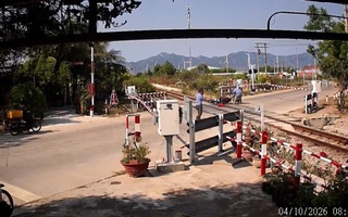 CLIP: Người phụ nữ vượt rào chắn đường sắt, ngã sát đường ray khi tàu sắp tới