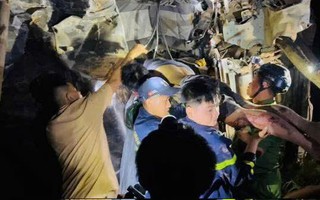 Cận cảnh giải cứu tài xế bị thương mắc kẹt khi xe tải rơi xuống vực sâu 80 m