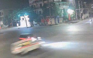 VIDEO: Xe cứu thương chở nhiều người bị lật sau khi tông xe bán tải ở ngã tư