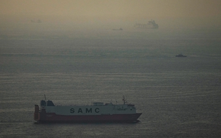 Hai siêu tàu chở dầu quay đầu tại eo biển Hormuz vào phút chót