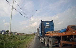 Xử lý tài xế xe đầu kéo đánh lái suýt gây tai nạn giao thông ở TPHCM