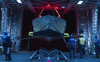 Mỹ và Iran tuyên bố trái ngược về việc tàu chiến Mỹ đi qua eo biển Hormuz