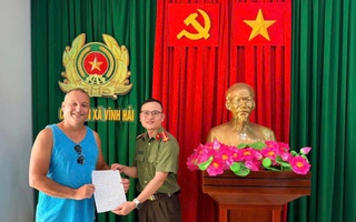 Vì một chiếc ví, du khách Canada quay lại Khánh Hòa làm điều bất ngờ