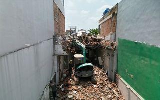 Cận cảnh hàng loạt nhà dân dọc Quốc lộ 13 đang tiến hành tháo dỡ