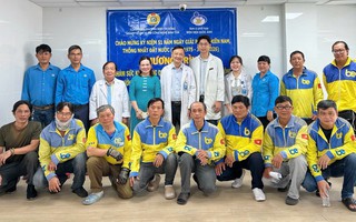 Tài xế xe ôm vui mừng vì được khám sức khỏe miễn phí