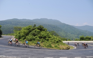 Gây cấn trên đèo Hải Vân: Áo vàng - xanh - chấm đỏ đổi chủ sau chặng 10 Cúp truyền hình