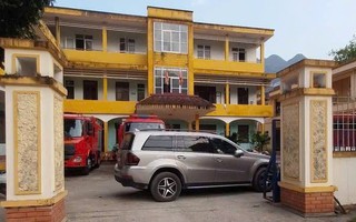 Người đàn ông đỗ xe ô tô chắn ngang cổng Trạm CSGT nhiều giờ