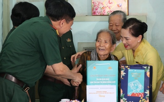 Thăm, tặng quà người có công với cách mạng tại TPHCM