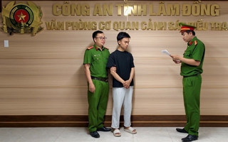 Lừa khách đưa điện thoại, 1 nhân viên ngân hàng "rút" 1,7 tỉ đồng để tiêu xài