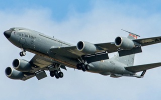 Lộ hình ảnh máy bay Mỹ đầy miếng vá khi về từ Trung Đông