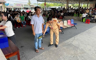 Hình ảnh CSGT Tây Ninh rà quét thiết bị điện tử trên người thi sát hạch lái xe