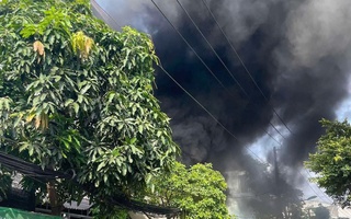 Nhiều xe máy bị thiêu rụi trong vụ cháy sáng nay ở TPHCM