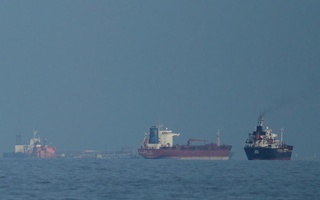 Iran đe dọa các cảng Trung Đông khi Mỹ bắt đầu phong tỏa eo biển Hormuz