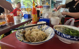 Ăn uống vỉa hè: Đừng để ngon, tiện lợi đổi lấy bệnh tật!