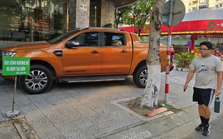 Đà Nẵng: Xe dịch vụ “chiếm” vỉa hè phố du lịch