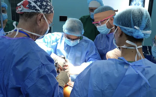 Lạm dụng corticoid điều trị viêm da, người phụ nữ bị hoại tử khớp háng