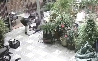 Xôn xao clip chồng đánh vợ, túm tóc kéo lê từ sân vào nhà