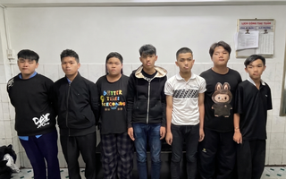 Mâu thuẫn nợ nần, nhóm thanh thiếu niên đánh nhau trước mặt hàng trăm học sinh, phụ huynh