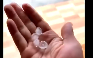 Clip: Đang nắng như đổ lửa, Đà Nẵng bất ngờ hứng mưa đá