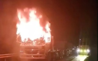 VIDEO: Xe đầu kéo biển số nước ngoài cháy ngùn ngụt trong đêm