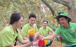 CLIP: Xem hoa hậu, nam vương thụ phấn cho "loài cây tỉ đô"