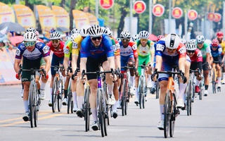 Xác định nhất chặng bằng camera: Patrick Patterson thắng sít sao tại Quảng Ngãi