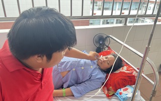 Xót lòng gia cảnh nam sinh lớp 9 bệnh tật, đi bán vé số dạo ở Cần Thơ