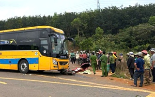 Băng qua đường, người phụ nữ bị xe khách tông tử vong