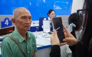 Lo bị khóa SIM điện thoại, người dân ùn ùn đi làm thủ tục xác thực thuê bao chính chủ