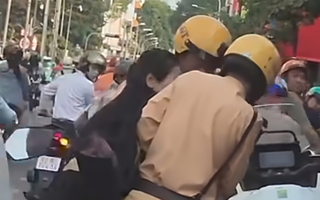 Sự thật video cô gái giật tờ giấy màu xanh từ tay CSGT