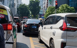 Ô tô biển xanh ở TPHCM bị xử lý do dừng đè ở vạch mắt võng