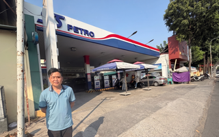 Đầu tư chứng khoán thất bại rồi làm liều với người bán vé số khuyết tật