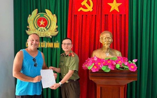 A return of thanks: Canadian visitor comes back to Khanh Hoa after lost wallet story