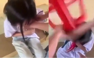 Nữ sinh lớp 8 bị bạn dùng ghế đánh vào đầu, cởi áo giữa lớp