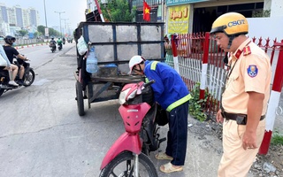 Xe lôi chở rác "tự chế" ở TPHCM đang bị CSGT xử lý nghiêm