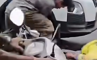 Tài xế xe ôm công nghệ bị co giật trên đường ở TPHCM suýt bị ô tô cán qua người