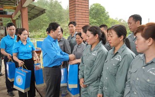 Chủ tịch Tổng LĐLĐ Việt Nam thăm, tặng quà người lao động tại Thái Nguyên