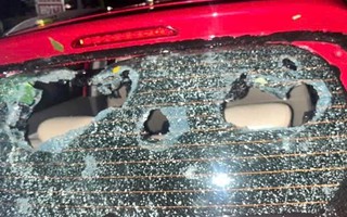 VIDEO: Mưa đá to bằng nắm tay xuyên thủng mái tôn, kính ô tô làm nhiều người bị thương