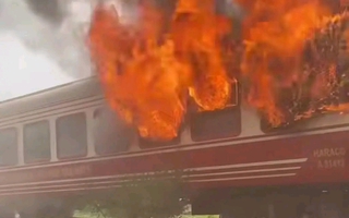 Tàu hỏa chở khách tuyến Hà Nội - Hải Phòng đang chạy bất ngờ bốc cháy dữ dội
